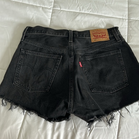 Levi black denim shorts size W 28 never worn - Picture 4 of 7